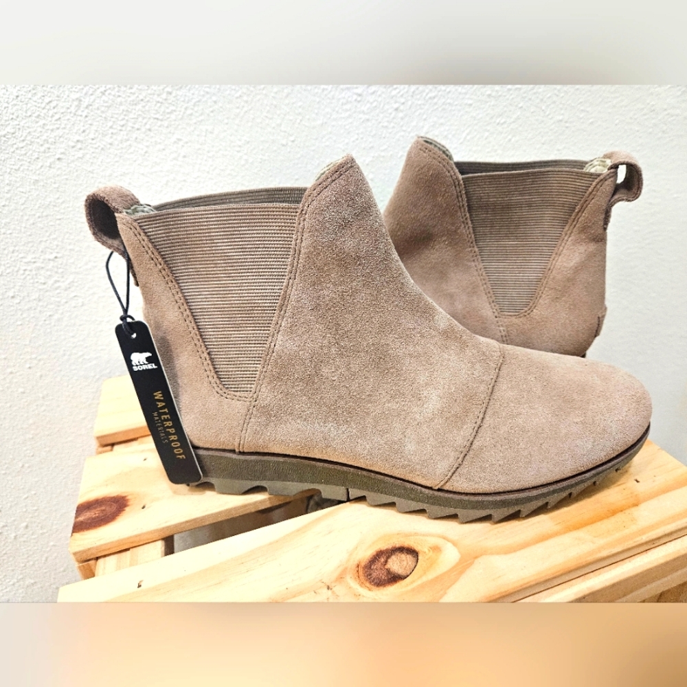 NWT Sorel Harlow Suede Chelsea Ankle Boots